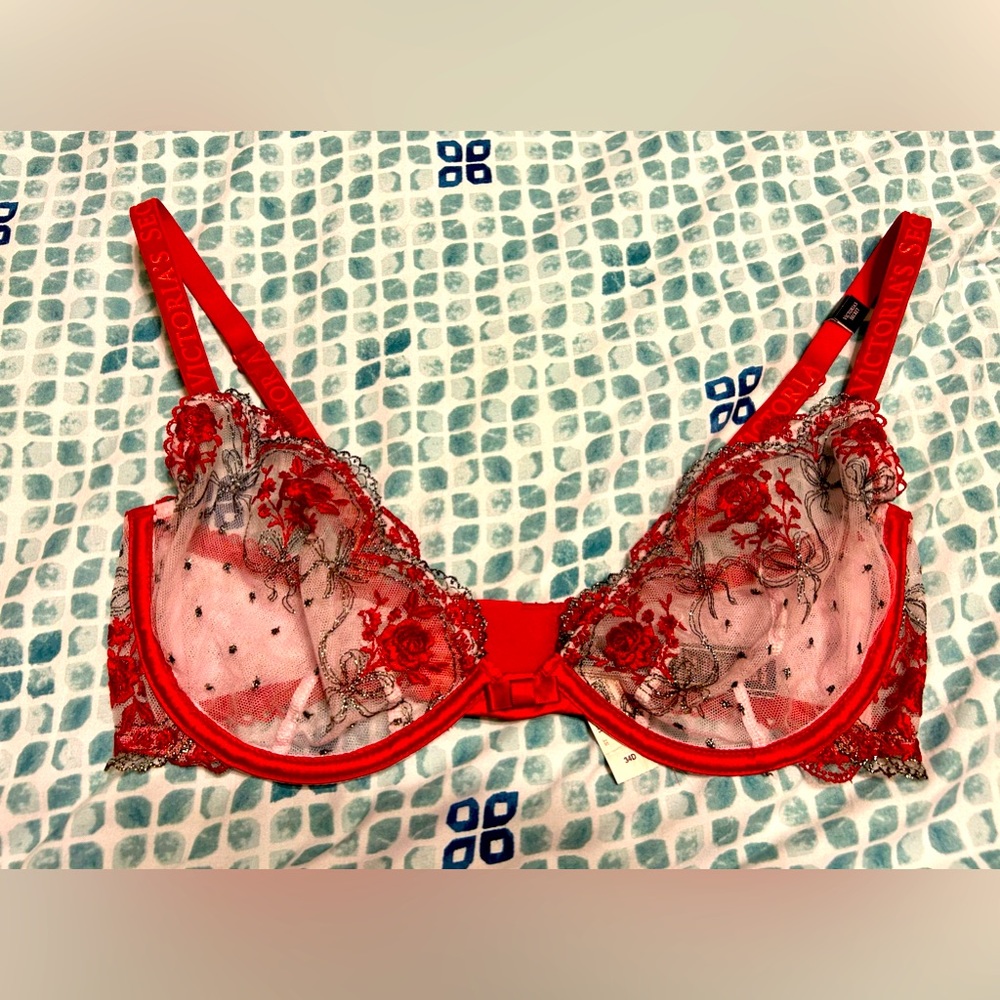 NWT Victoria’s Secret 34 D bra